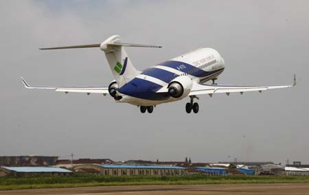 China's first domestically-developed regional ARJ21 jet takes off in east China's Shanghai on July 15, 2009. The jet on Wednesday made its longest trial flight of 1,300 kilometers in about two hours from Shanghai to Xi'an, capital of northwest China's Shaanxi Province. (Xinhua/Pei Xin)