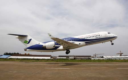 China's first domestically-developed regional ARJ21 jet takes off in east China's Shanghai on July 15, 2009. The jet on Wednesday made its longest trial flight of 1,300 kilometers in about two hours from Shanghai to Xi'an, capital of northwest China's Shaanxi Province.(Xinhua/Pei Xin)