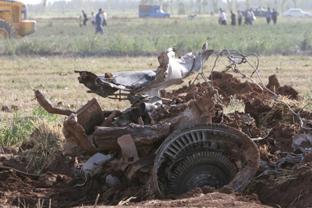 Debris is seen at the crash site of the Caspian Airlines plane, which fell into farmland near the city of Qazvin, northwest of Tehran on July 15, 2009. [Liang Youchang/Xinhua]