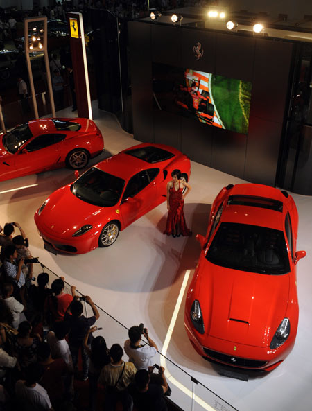  A model displays cars of Ferrari during the opening of the 6th China Changchun International Auto Expo, in Changchun, capital of northeast China's Jilin Province, July 15, 2009. [Jiang Lin/Xinhua]