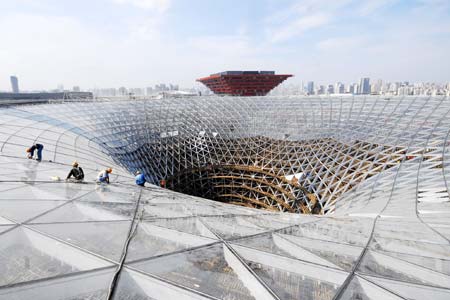 Workers install glass wall at the Sun Valley in the Shanghai Expo Site, Shanghai, east China, July 14, 2009. The glass wall installation of the Expo Axis Sun Valley was about to complete soon. The project of Expo Axis is scheduled to be completed by the end of this year.[Xinhua]