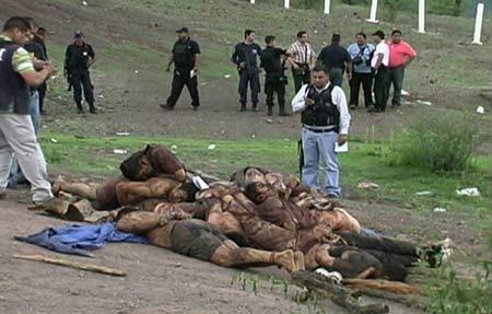  Mexican inspectors examine the bodies of 12 people who were executed in La Huacana, in the state of Michoacan, July 13, 2009. Police found 12 bodies tortured, executed and dumped on the side of an isolated highway in western Mexico on Monday, the latest victims of an ongoing feud between rival drug cartels.[Xinhua/Reuters]