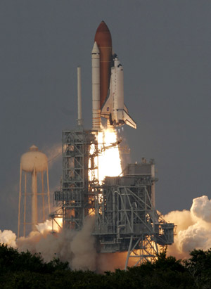 Space shuttle Endeavour lifts off on a mission to the International Space Station from Cape Canaveral, Florida, July 15, 2009.[Xinhua/Reuters] 