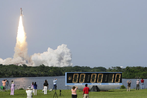 Space Shuttle Endeavour lifts off from launch pad 39-a at Kennedy Space Center July 15, 2009 in Cape Canaveral, Florida. Endeavour is scheduled for a 16-day construction mission to the International Space Station. [CFP]