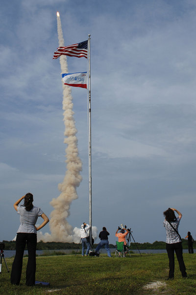 Space Shuttle Endeavour lifts off from launch pad 39-a at Kennedy Space Center July 15, 2009 in Cape Canaveral, Florida. Endeavour is scheduled for a 16-day construction mission to the International Space Station. [CFP]