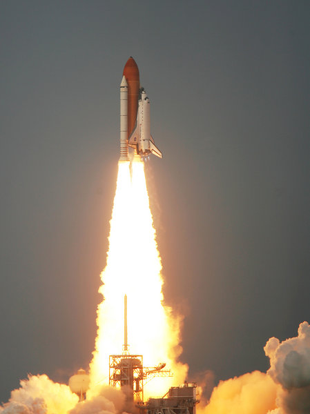 Space Shuttle Endeavour lifts off from launch pad 39-a at Kennedy Space Center July 15, 2009 in Cape Canaveral, Florida. Endeavour is scheduled for a 16-day construction mission to the International Space Station. [CFP]