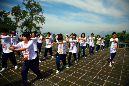 Students from Beijing and Taiwan practise Tai Chi on the Mutianyu Great Wall, July 15, 2009. The activity is part of an Exchange Week Program, organized by the local Beijing government, to promote traditional culture and develop friendship between the youths from Beijing and Taiwan. [Xinhua] 