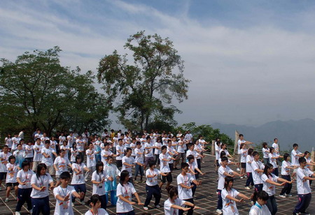 Students from Beijing and Taiwan learn Tai Chi on the Mutianyu Great Wall, July 15, 2009. The activity is part of an Exchange Week Program, organized by the local Beijing government, to promote traditional culture and develop friendship between the youths from Beijing and Taiwan. [Xinhua]