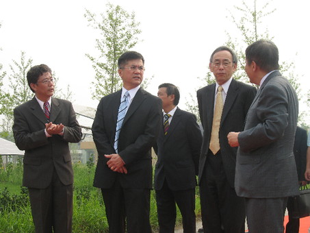 US Commerce Secretary Gary Locke (2nd L) and Energy Secretary Steven Chu (2nd R) make a visit to the Future House USA in the Changping District of Beijing, July 16, 2009. [Wang Wei/China.org.cn]