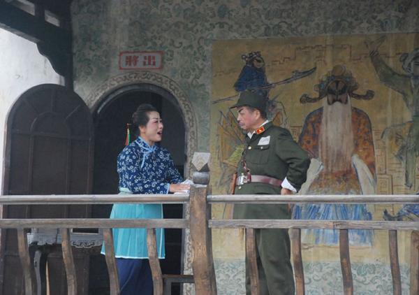 'Battle of Wits' or 'Zhidou', the most famous scene from the Peking opera 'Shajiabang' is staged in Shajiabang's scenic spot on Wednesday, July 15, 2009. [Photo: CRIENGLISH.com] 