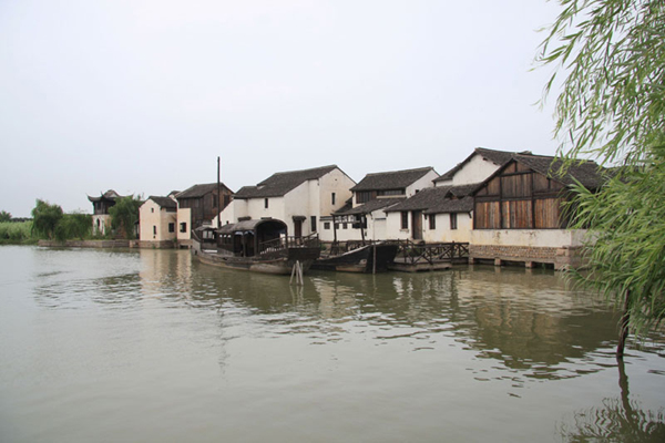 The photo, taken on Wednesday, July 15, 2009, shows beautiful Shajiabang, famous for its 'red tour' themed sightseeing package. [Photo: CRIENGLISH.com] 