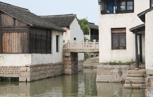 The photo, taken on Wednesday, July 15, 2009, shows beautiful Shajiabang, famous for its 'red tour' themed sightseeing package. [Photo: CRIENGLISH.com]