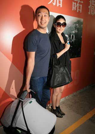 Kelly Chen (L) and husband Alex Lau walk out of a hospital in Hong Kong on Wendesday, July 15, 2009.
