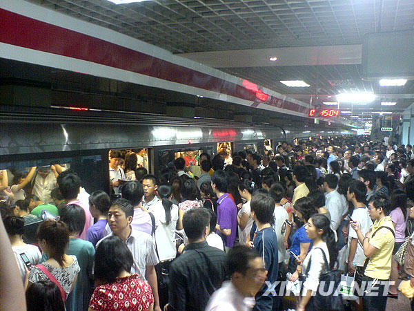 Passengers are stranded on the platform after a suicide interrupted service on Beijing Subway Line 1 on Friday, July 17, 2009. [Photo: CRIENGLISH.com]