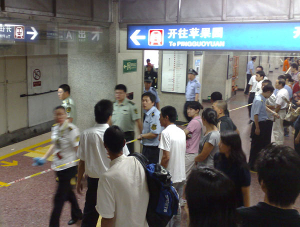 Passengers are stranded on the platform after a suicide interrupted service on Beijing Subway Line 1 on Friday, July 17, 2009. [Photo: CRIENGLISH.com]