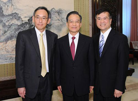 Chinese Premier Wen Jiabao (C) on Thursday met with U.S. Energy Secretary Steven Chu (L) and Trade Secretary Gary Locke to highlight the importance of collaboration on trade and energy.[Xinhua]