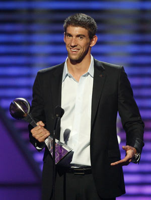 Michael Phelps accepts his award for Best Championship Performance at the taping of the 2009 ESPY Awards in Los Angeles July 15, 2009. The awards show will be telecast on ESPN July 19. [Xinhua/Reuters] 