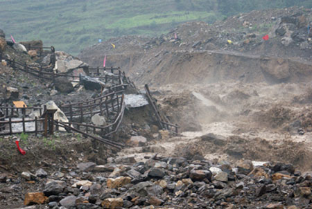 The equipment of the Donghekou Earthquake Relics Park is ruined by flood in Qingchuan County, southwest China's Sichuan Province, July 15, 2009. Heavy rains that began on Tuesday have killed one people and caused the other missing in Qingchuan County. [Xinhua]