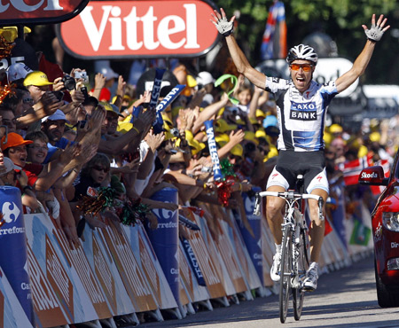 Team Saxo Bank rider Nicki Sorensen of Denmark holds up his arms as he wins the twelfth stage of the 96th Tour de France cycling race between Tonnerre and Vittel, July 16, 2009. (Xinhua/Reuters Photo) 