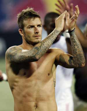 Los Angeles Galaxy's David Beckham of England acknowledges fans as he leaves the field after Galaxy defeated New York Red Bulls 3-1 in their Major League Soccer game in East Rutherford, New Jersey, July 16, 2009. Beckham was playing in his first game of the season with the Galaxy after returning from playing with Italy's AC Milan. (Xinhua/Reuters Photo) 