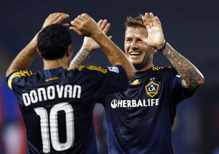 Los Angeles Galaxy's David Beckham of England (R) celebrates with his teammate Landon Donovan after their third goal against New York Red Bulls during their Major League Soccer game in East Rutherford, New Jersey, July 16, 2009.