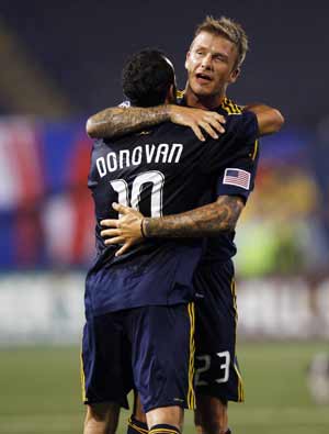 Los Angeles Galaxy's David Beckham of England (R) hugs teammate Landon Donovan after the Galaxy scored their third goal against New York Red Bulls during their Major League Soccer game in East Rutherford, New Jersey, July 16, 2009. (Xinhua/Reuters Photo) 