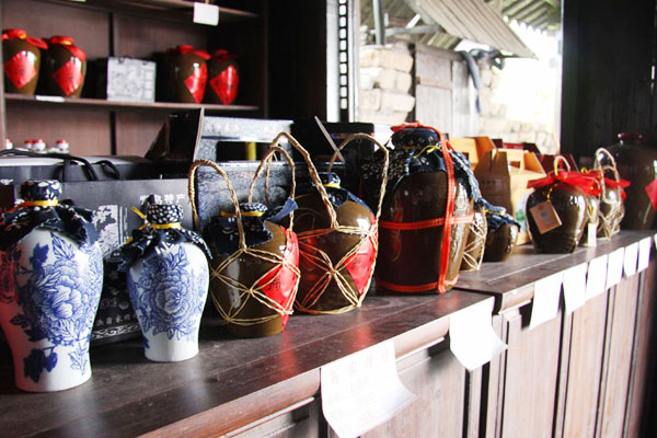 The photo, taken on July 15, 2009, shows various wines on display in Weng's wine shop, a well-known store in Shajiabang, a water town in eastern China's Jiangsu Province. [Photo: CRIENGLISH.com]