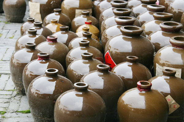 The photo, taken on July 15, 2009, shows wine jugs in Weng's wine shop, a well-known store in Shajiabang, a water town in eastern China's Jiangsu Province. [Photo: CRIENGLISH.com]