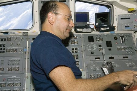 In this photo released by NASA, Astronaut Mark Polansky, STS-127 commander, works on the aft flight deck of Space Shuttle Endeavour during flight day two activities July 16, 2009. [Xinhua/Reuters]