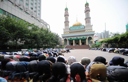 Muslims pray at the Yanghang Mosque on Shengli Road in Urumqi on the Jumu'ah Day, July 17, 2009. [Xinhua]
