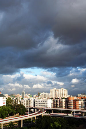The sky is shrouded by dark clouds in Fuzhou city, capital of southeast China's Fujian Province, July 17, 2009. Molave, the sixth tropical storm this year, is moving towards the coast with a predicted landfall between central Guangdong Province in south China and south Fujian Province. The Fujian provincial observatory has issued the blue warning signal of typhoon on Friday. [Zheng Shuai/Xinhua]