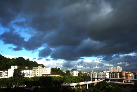 The sky is shrouded by dark clouds in Fuzhou city, capital of southeast China's Fujian Province, July 17, 2009. Molave, the sixth tropical storm this year, is moving towards the coast with a predicted landfall between central Guangdong Province in south China and south Fujian Province. The Fujian provincial observatory has issued the blue warning signal of typhoon on Friday. [Zheng Shuai/Xinhua]