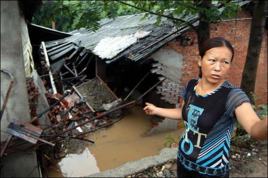  Torrential rains and floods have left at least 8 people dead and five missing in south China's Sichuan Province as of 6:00 PM on July 17. [Xinhua]