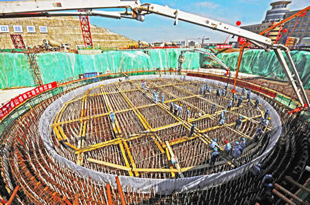 Workers Friday began pouring the foundation for the last of the two new generating units planned as an addition to the first phase of the Qinshan nuclear power plant in Fangjiashan, Haiyan, on the northern coast of Hangzhou Bay, Zhejiang Province. [Xinhua]