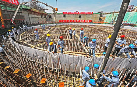 Workers Friday began pouring the foundation for the last of the two new generating units planned as an addition to the first phase of the Qinshan nuclear power plant in Fangjiashan, Haiyan, on the northern coast of Hangzhou Bay, Zhejiang Province. [Xinhua]
