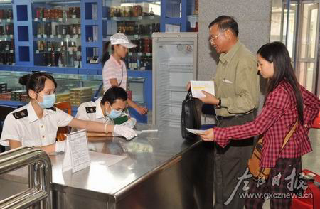  Chongzuo city of Guangxi Zhuang Autonomous Region takes strict quarantine measures at airports and other public places to prevent the new flu from spreading further.