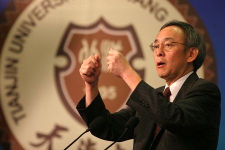 United States Energy Secretary Steven Chu gives a speech on energy and climate at Tianjin University in Tianjin, north China, July 17, 2009. [Li Xiang/Xinhua]
