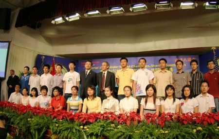 United States Energy Secretary Steven Chu (R7 Back) poses with students at Tianjin University in Tianjin, north China, July 17, 2009. Steven Chu delivered a speech at the university on July 17. [Li Xiang/Xinhua]