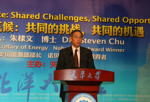 US Secretary of Energy Dr. Stephen Chu delivers a speech at Tianjin University on July 17 . [Pang Li/China.org.cn]