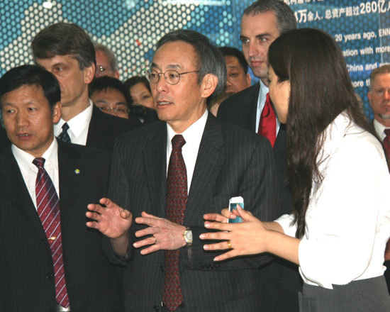 US Secretary Stephen Chu (middle) asks questions while on a tour of ENN Headquarters in Langfang, Hebei Province on July 17, 2009. ENN is a Chinese company specializing in clean energy technology. [Pang Li/China.org.cn]