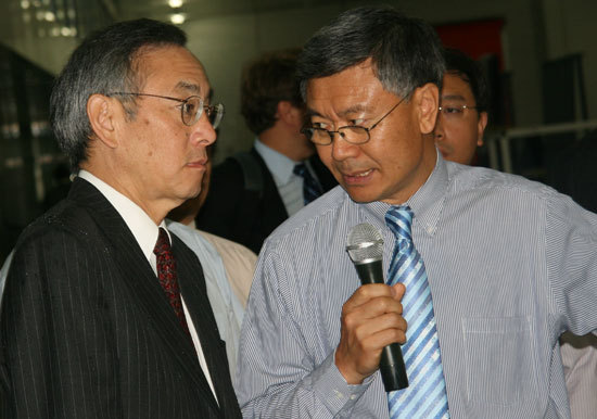 US Secretary Stephen Chu (1st, left) visits a workshop at ENN Headquarters in Langfang, Hebei province on July 17, 2009. ENN is a Chinese company specializing in clean energy technology. [Pang Li/China.org.cn]