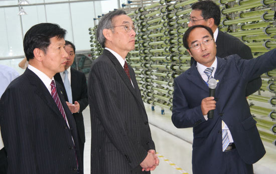 US Secretary Stephen Chu (middle) visits a laboratory at ENN Headquarters in Langfang, Hebei Province on July 17, 2009. ENN is a Chinese company specializing in clean energy technology. [Pang Li/China.org.cn]