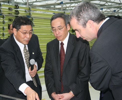 US Secretary Stephen Chu (middle) visits a laboratory at ENN Headquarters in Langfang, Hebei Province on July 17, 2009. ENN is a Chinese company specializing in clean energy technology. [Pang Li/China.org.cn]