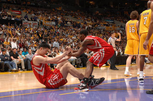 Yao suffered a hairline fracture in the foot in the third game against Lakers in the playoff of the western conference semi on May 8 and the Rockets initially said Yao would miss only 8-12 weeks. 
