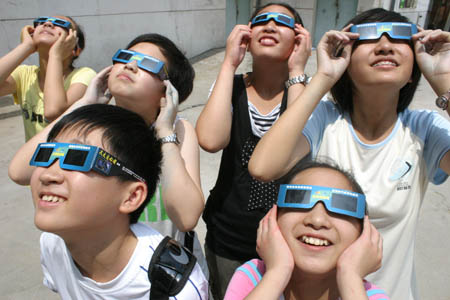  Children simulate to view solar eclipse with goggles as a preparation for the coming one on July 22, in north China's Tianjin, July 19, 2009. A total solar eclipse will be seen on July 22 in the area along the Yangtze River in central China, while a partial solar eclipse could be seen in Beijing, capital of China, and Tianjin. (Xinhua/Li Xiang)