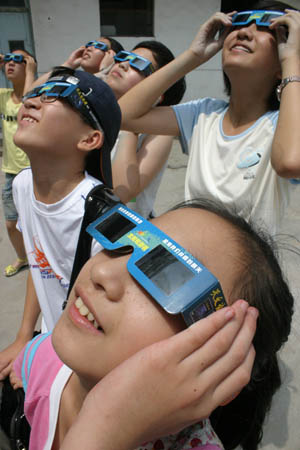 Children simulate to view solar eclipse with goggles as a preparation for the coming one on July 22, in north China's Tianjin, July 19, 2009.(Xinhua/Li Xiang)