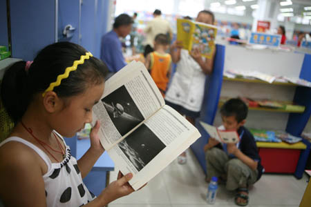 A girl reads a book on astronomy to prepare for the coming solar eclipse on July 22, in a book store in Taizhou, east China's Jiangsu Province, July 19, 2009. A total solar eclipse will be seen on July 22 in the area along the Yangtze River in central China, while a partial solar eclipse could be seen in Beijing, capital of China, and Tianjin. (Xinhua/Gu Jun) 