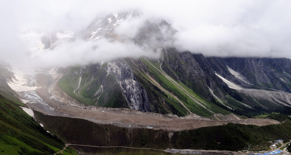 A glacier shaped like a tongue under the snow-covered mountain Galongla in Medog County [Photo: Xinhuanet]