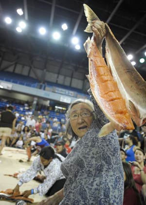 FAIRBANDS, July 19, 2009 (Xinhua) -- An old lady holds up a salmon after finishes cutting out the bones and head during the Fish Cutting Contest in the 2009 World Eskimo-Indian Olympics held in Fairbanks, Alaska of the United States, July 18, 2009.