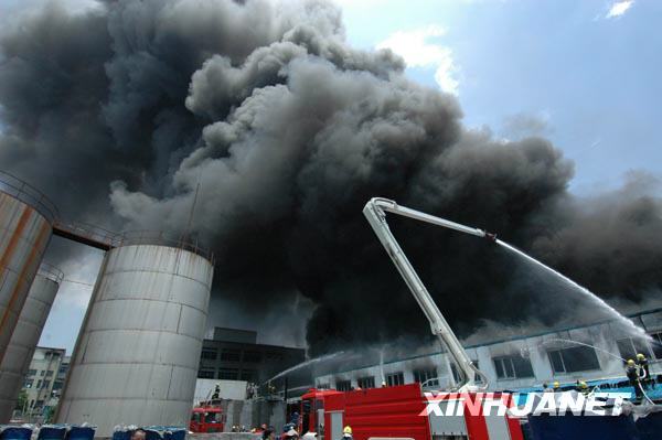 Firefighters have been struggling for at least five hours to control a blaze at a warehouse in a pen factory in east China's Wenzhou City. [Xinhua]